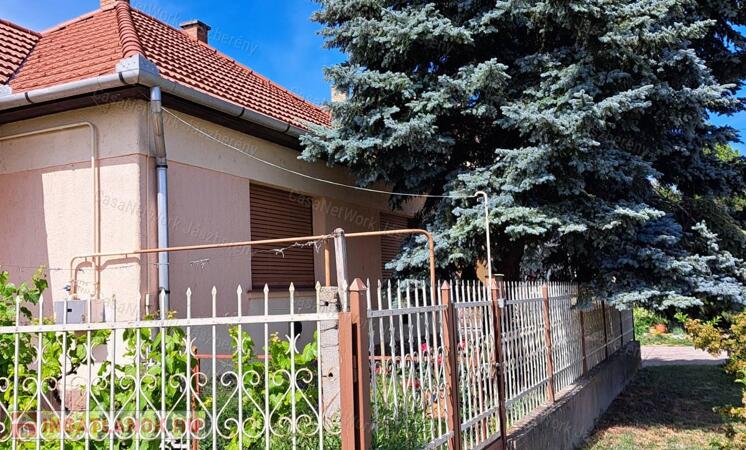 Jászboldogházán jó állapotban lévő 72 nm-es 2 szobás családi ház eladó