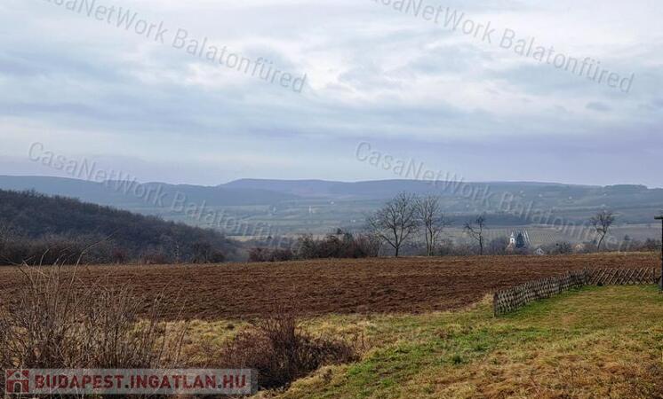 Tájpanorámás gyümölcsös - eladó ZÁRTKERT MENCSHELYEN                                 