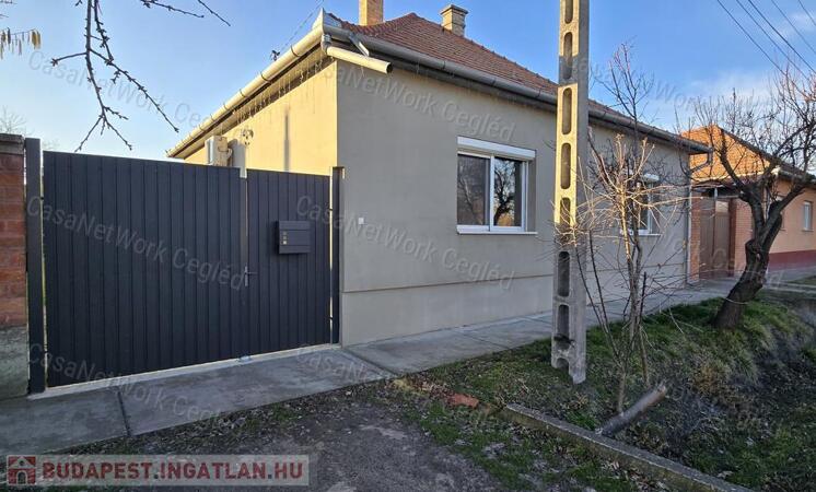 Cegléd Újvárosi részén családi ház eladó!                                 
