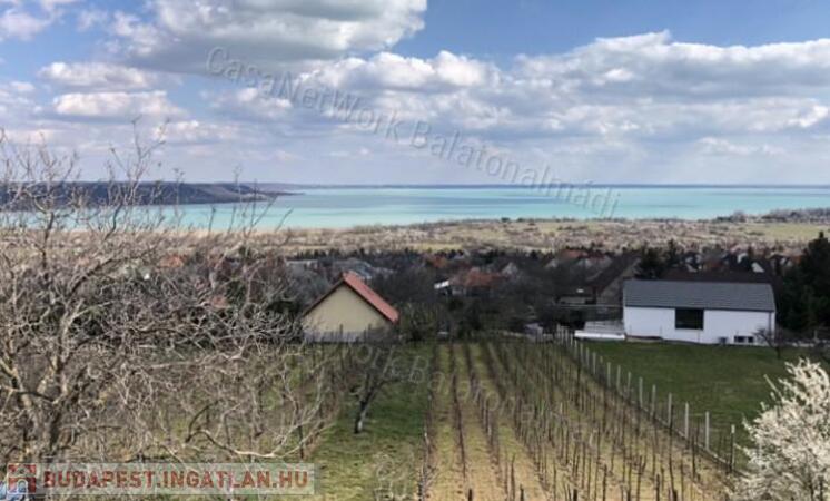 Eladó nyaraló lélegzetelállító panorámával Balatonalmádiban!                                 