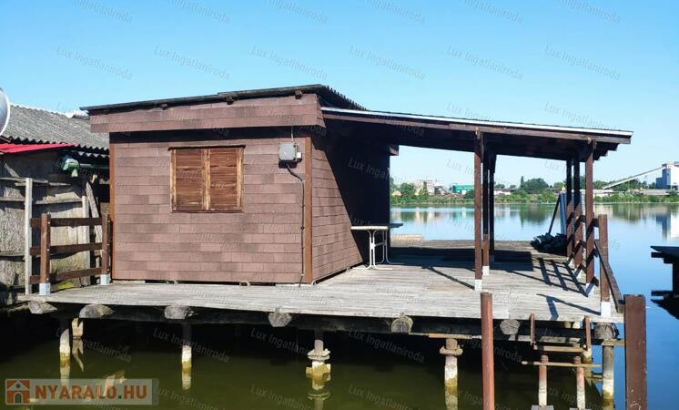 Eladó különálló horgászstég a Bokodi-tó partján, privát partszakasszal                                 