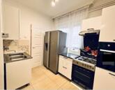 Belvárosi lakás, felszíni parkolóval