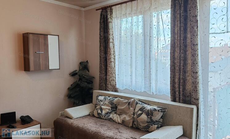 Szolnok belvárosában, 3. emeleti, 1+félszobás társasházi lakás eladó!                                 