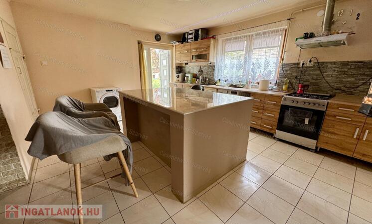 Csabacsűdön, azonnal költözhető, tágas családi ház eladó