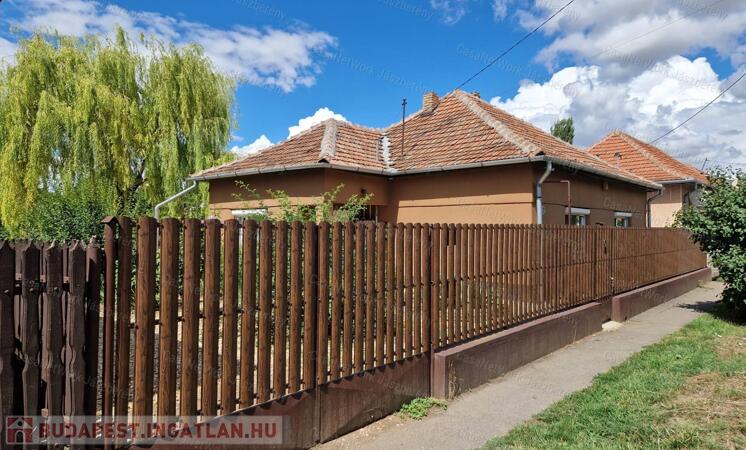 Hevesen, a Fő úton, 86 nm-es, 2,5 szobás, felújított családi ház eladó                                 