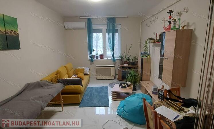 Eladó felújított, bútorozott garzonlakás Herend nyugodt részén                                 