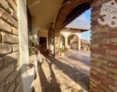 Eladó családi ház Felsőlajos 100 000 000 Ft