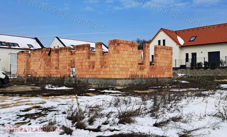 Elkezdett építkezéssel, engedéllyel-eladó ÉPÍTÉSI TELEK DÖRGICSÉN