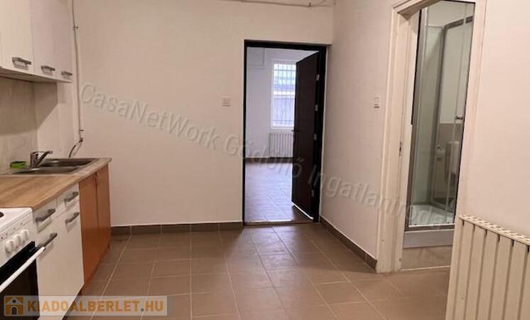 Csendes helyen, zárt parkolóval                                 