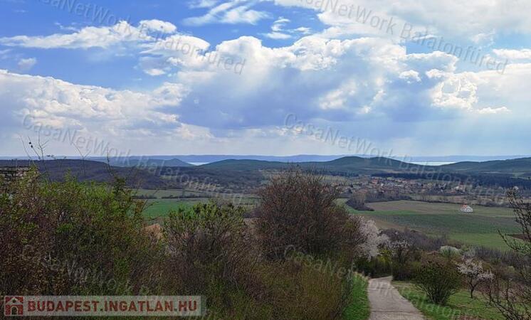 Panorámás, építhető ZÁRTKERT eladó PÉCSELYEN                                 