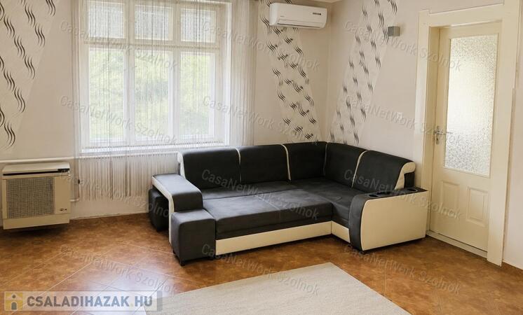 Újszász központjában eladó családi ház!                                 