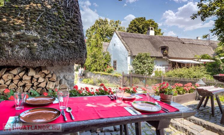 Műemlék épület a Tihanyi Apátságtól 135 méterre