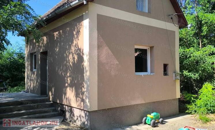 Tiszaföldvár, Óvirághegy II. úton 2 szintes felújított ház eladó