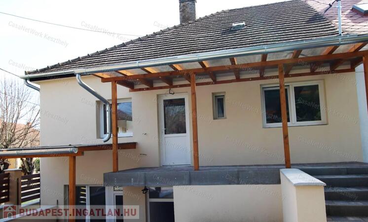 Keszthelyen a Helikon park mellett felújított téglalakás eladó.                                 