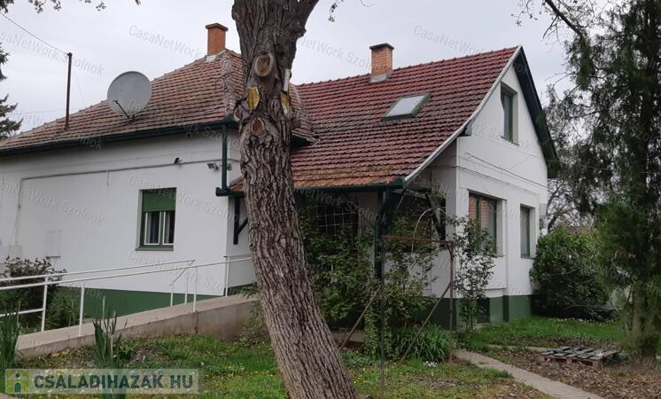 Eladó Tiszaföldváron kétgenerációs kertes családi ház!                                 