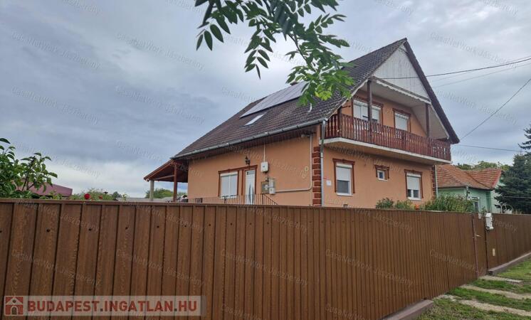 Hevesen, jó környéken, 190 nm-es, 6 szobás, emeletes családi ház eladó                                 