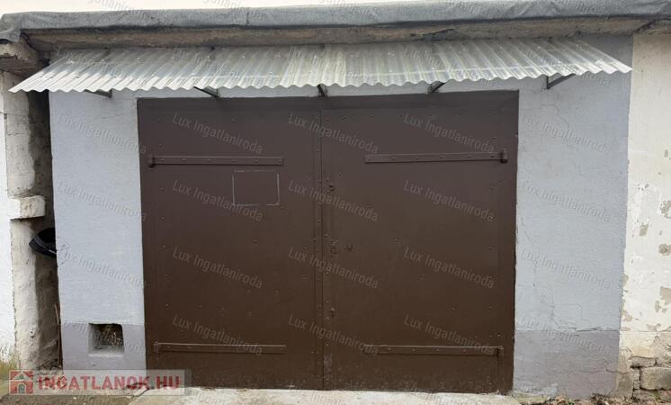 Eladó garázs