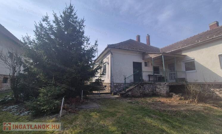 Oroszlány, Haraszthegyi utcában családi ház