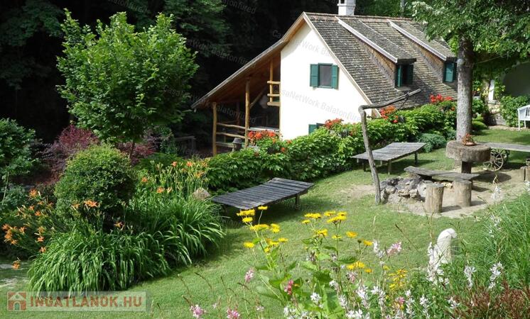 Ősfás birtok saját patakkal az erdő, a Nemzeti Park közepén