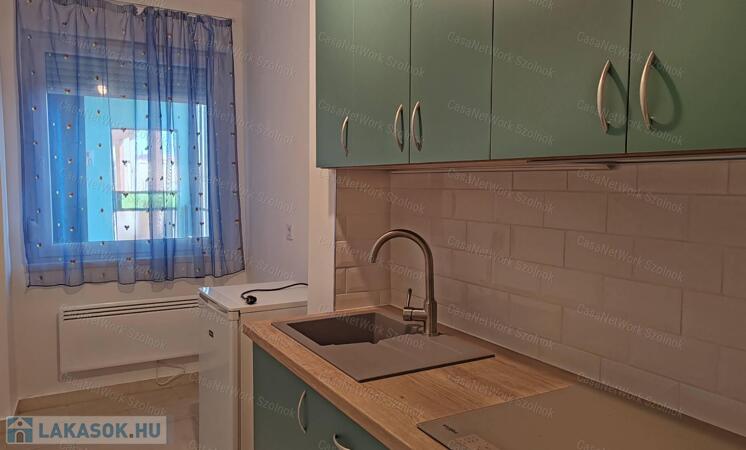 Szolnokon belvárosi, felújított kétszobás lakás kiadó!                                 