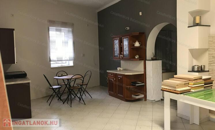 Eladó családi ház műhellyel