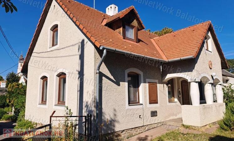 Kiváló lokációban - eladó CSALÁDI HÁZ TIHANYBAN
