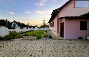 Eladó családi ház