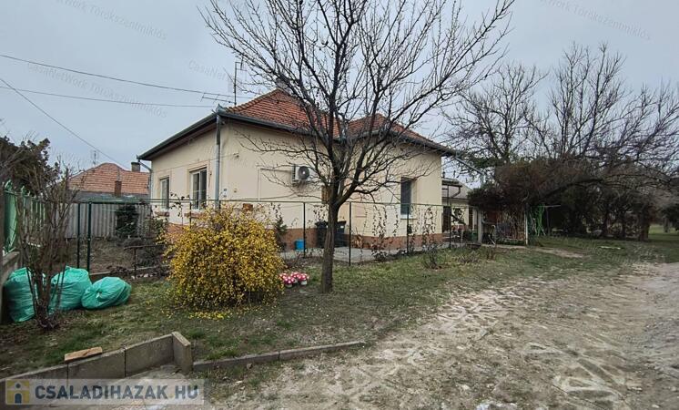 Eladós családi ház Törökszentmiklós központjában!                                 