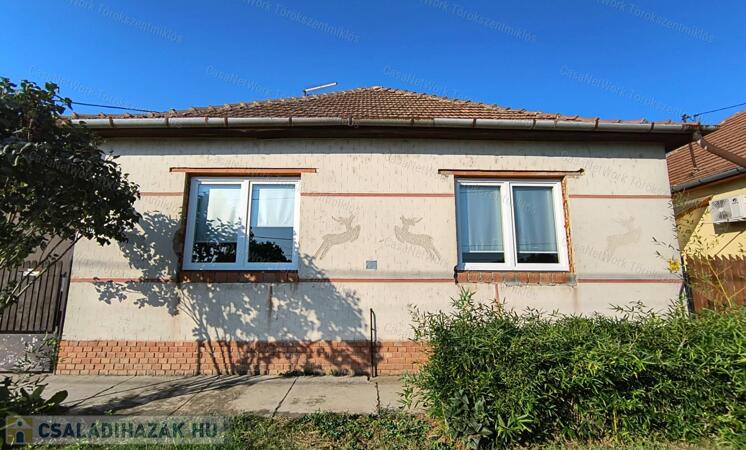 Eladó felújított családi ház Fegyverneken!                                 