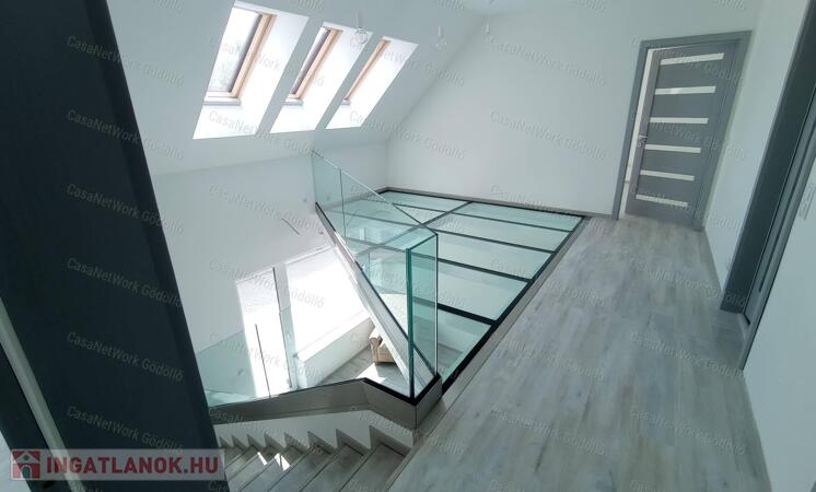 Újszerű, nívós családi házban a központban