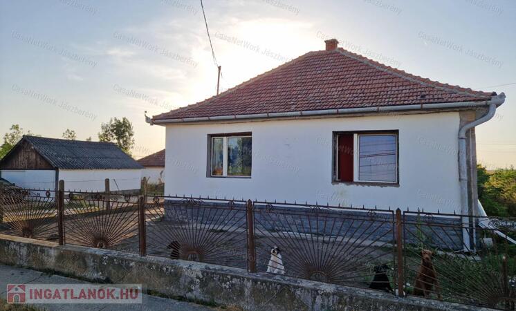 Erken 89,5 nm-es, felújított, 2 szobás családi ház eladó!