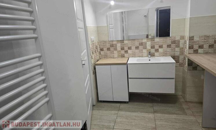 Szolnokon a József A. úton felújított 3+1 szobás lakás eladó!                                 