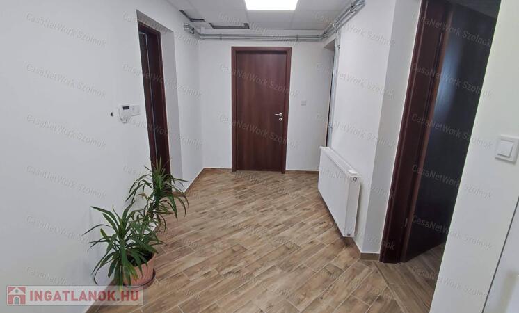 Eladó többgenerációs családi ház Cserkeszőlő központjában