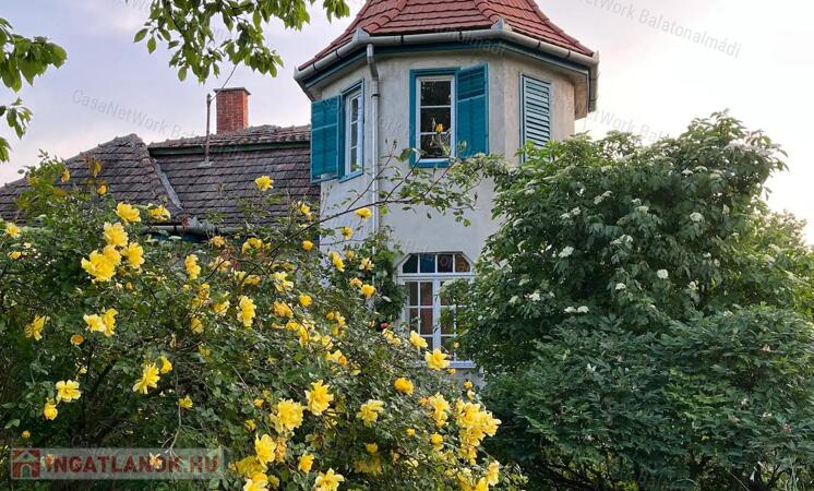 Balatonalmádi - Káptalanfüreden romantikus villaépület eladó!