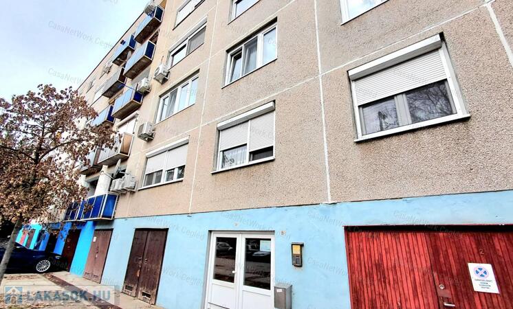 Nagykőrösön eladó harmadik emeleti panellakás garázzsal!                                 