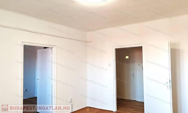 Eladó 1.emeleti felújított lakás Szolnok abszolút belvárosában!                                 