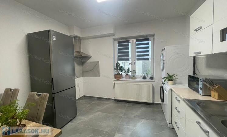 5+1 szobás, nagy teraszos, belső kétszintes, felújított lakás eladó!                                 