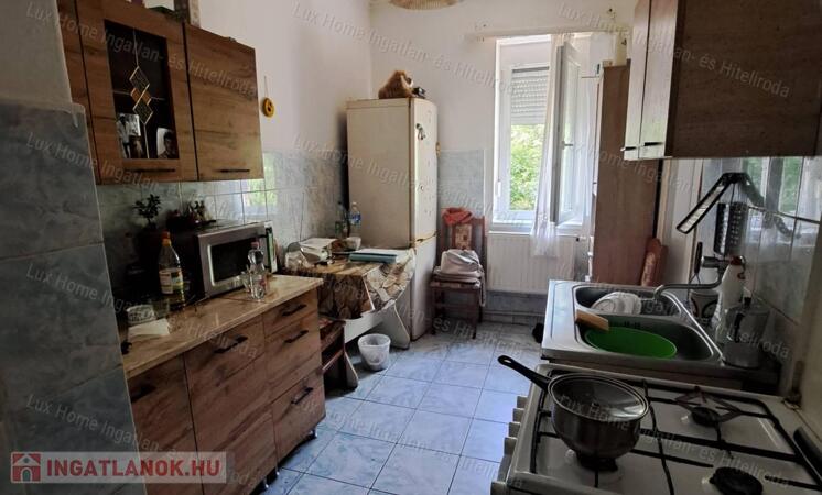 Eladó Oroszlányon egy első emeleti  57 m² erkélyes lakás.