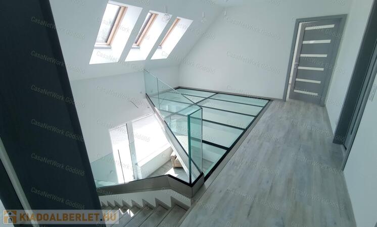 Újszerű, nívós családi házban a központban                                 