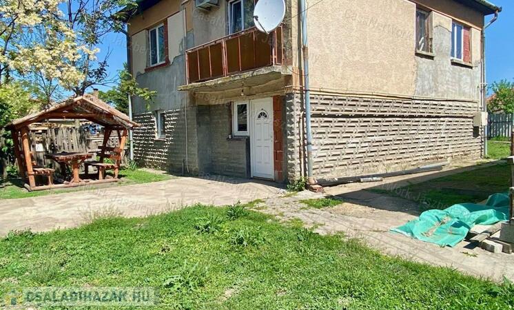 Alattyánon eladó, egy 104 nm-es felújítandó családi ház!                                 