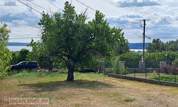 Részpanorámás, kiváló lokáció -eladó ZÁRTKERT BALATONFÜREDEN