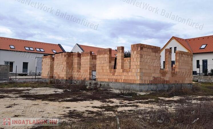Elkezdett építkezéssel, engedéllyel-eladó ÉPÍTÉSI TELEK DÖRGICSÉN