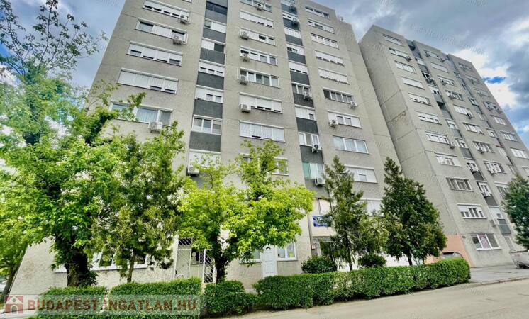 Eladó Szolnok belvárosában Ady E. úton egy 49 m2-es két szobás lakás.                                 