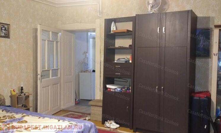 Tiszaföldváron központban eladó kertes családi ház!                                 