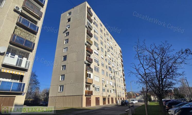Szép állapotú 7. emeleti, jó elosztású lakás eladó Cegléden                                 