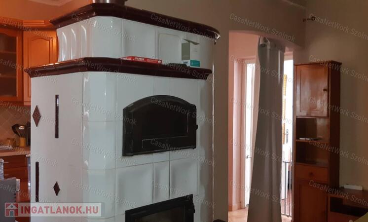 Tiszaföldváron eladó jó állapotú kertes családi ház!