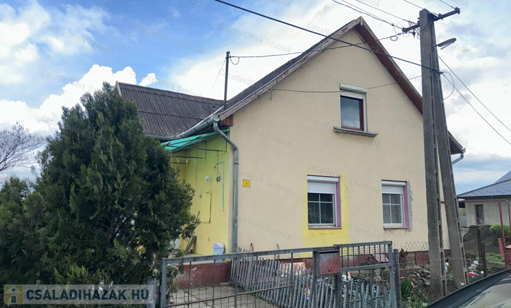 Tiszaföldváron eladó kertes családi ház                                 