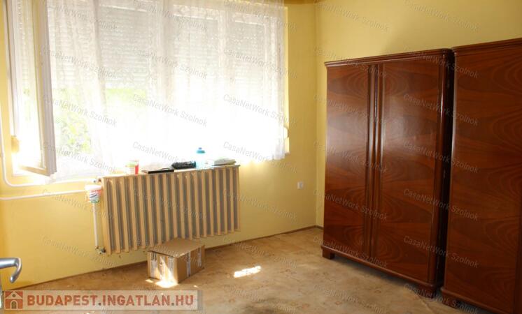 Szandaszőlősön felújítandó 5 szobás családi ház eladó!                                 