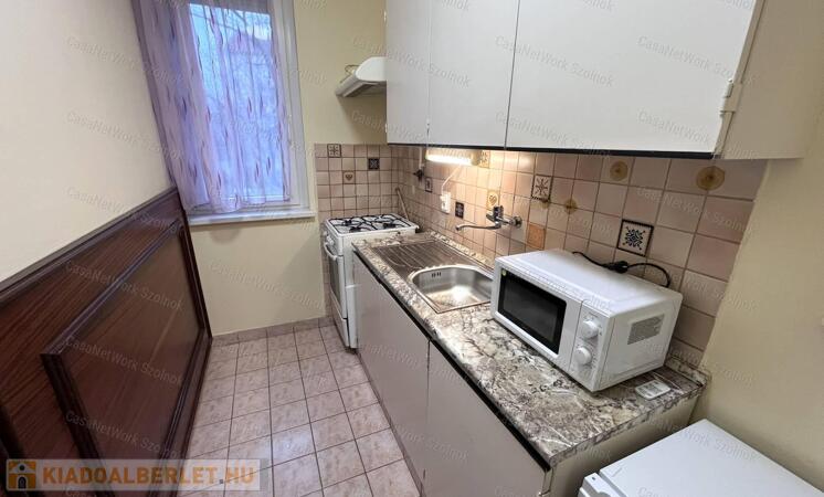 Kiadó 1. emeleti, 1+1 szobás lakás Szolnok belvárosában                                 