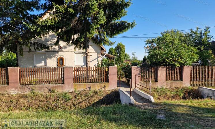 Erken, 900 nm-es telken, 85 nm-es, 3 szobás családi ház eladó                                 